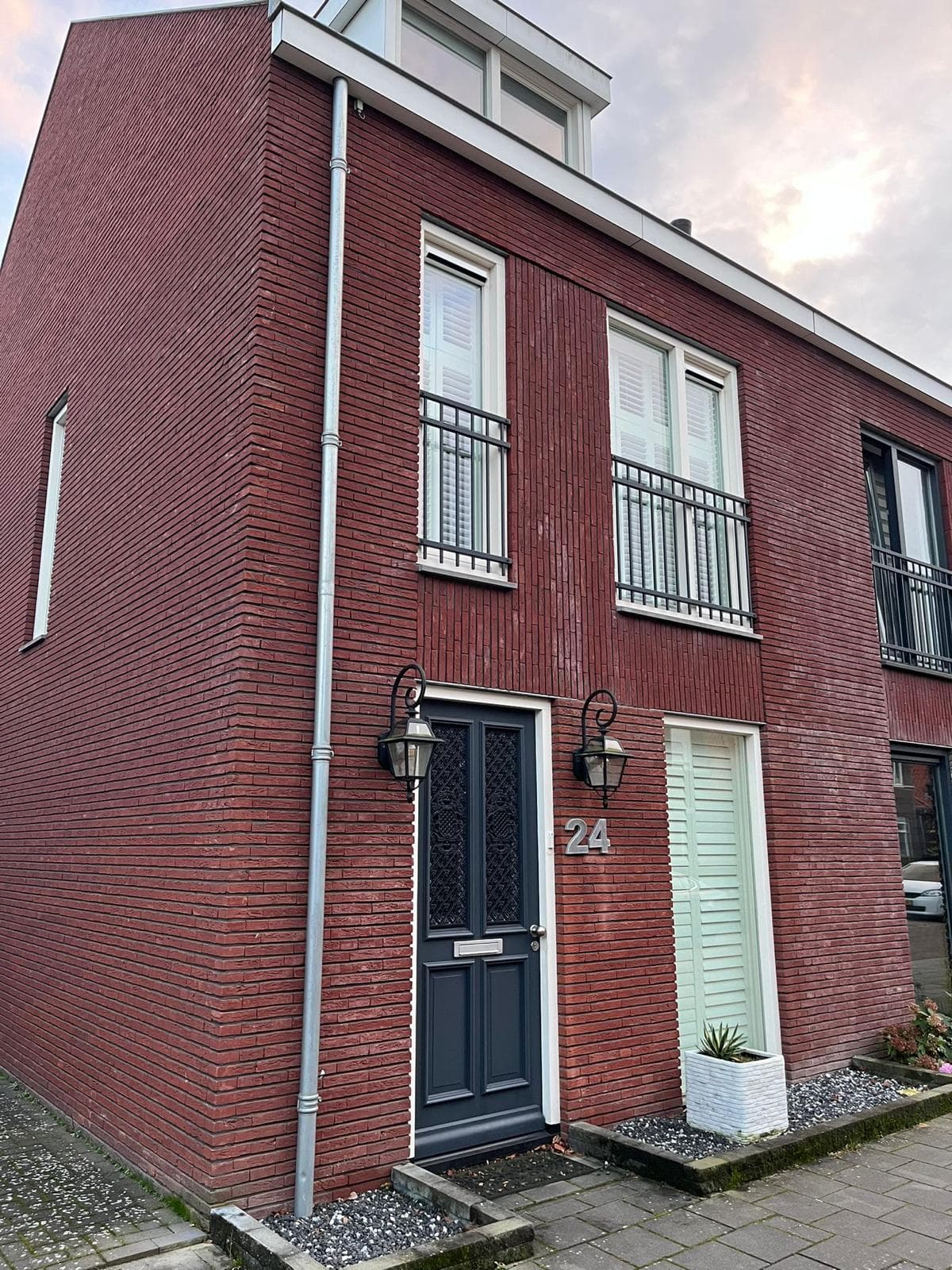 Voorgevel van een eengezinswoning met geschilderde voordeur en kozijnen